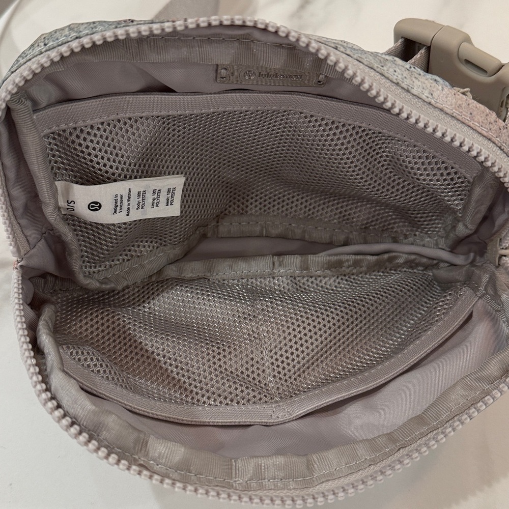 Lululemon Everywhere Belt Bag Spray Camo - Picture 2 of 4